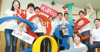 “구글 플러스 앱 한국에도 나왔어요” 구글코리아가 16일 한국 시장에 선보인 구글 플러스 앱은 온라인에서 맺은 인맥을 친구, 직장동료, 가족 등으로 분류할 수 있는 ‘서클’ 기능, 10명까지 실시간으로 화상채팅을 할 수 있는 ‘행아웃’ 기능, 또 이를 중계할 수 있는 ‘행아웃 온에어’ 기능이 독특하다. 구글코리아 제공