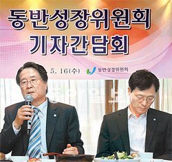 유장희 동반성장위원장(왼쪽)이 16일 기자간담회를 열어 동반성장지수를 개선하겠다고 밝히고 있다. 동반성장위원회 제공