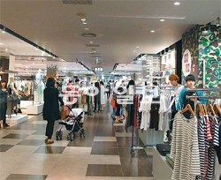 신세계백화점 서울 강남점 영캐주얼 매장의 모습. 조도를 낮추고 지그재그로 상품을 진열해 어두운 뒷골목 분위기가 나도록 했다. 신세계백화점 제공