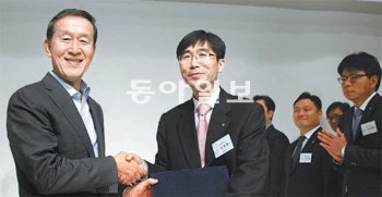 허창수 GS그룹 회장(왼쪽)이 16일 서울 강남구 역삼동 GS타워에서 열린 ‘GS 밸류 크리
에이션 포럼’에 참석해 직원들을 격려하고 있다. GS그룹 제공