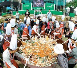 지난해 열린 영양 산채한마당에 참가한 관광객들이 일원산(1219m)을 상징하는 1219인분의 비빔밥을 함께 만들고 있다. 영양군 제공