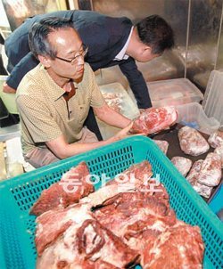 8일 서울 서초구의 한 식당에서 서울시 특별사법경찰관과 소비자단체 회원이 한팀을 이뤄 쇠고기 원산지 표시를 점검하고 있다. 박영대 기자 sannae@donga.com