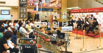 11일 오후 경기 고양시 관동대 명지병원 1층 중앙로비에서 ‘제1회 예술치유 페스티벌’
이 열려 환자와 보호자들이 음악 공연을 감상하고 있다. 관동대 명지병원 제공