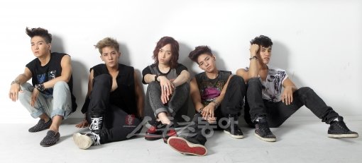 “강아지처럼 귀여운 이미지는 잊어주세요.” 남성미로 중무장해서 돌아온 그룹 달마시안. 김종원기자 won@donga.com 트위터 @beanjjun