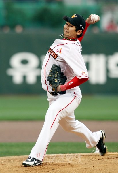 김광현도 없고, 로페즈도 빠졌지만 SK에는 윤희상이 있다. SK는 16일 문학 LG전에서 선발투수 윤희상이 6이닝 1실점으로 
역투한 덕에 승리를 낚았다. 문학｜김민성 기자 marineboy@donga.com 트위터 @bluemarine007marineboy@donga.com 트위터 @bluemarine007