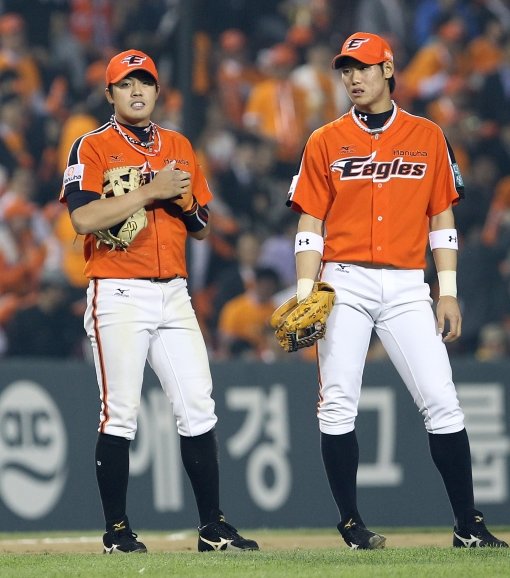 3루수는 바뀌었지만 실책 악몽은 계속됐다. 한화 3루수 오선진(왼쪽)이 16일 잠실 두산전에서 3-0으로 앞선 6회말 1사 
1·2루서 임재철의 내야안타 타구를 잡아 1루로 악송구하는 바람에 순식간에 1점을 내준 뒤 미안한 표정으로 유격수 하주석과 나란히
 서있다. 사진제공｜스포츠코리아