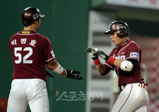 빙그레 장종훈에 이은 역대 2번째 유격수 홈런왕을 향해! 넥센 강정호(오른쪽)가 16일 사직 롯데전 6회 1사 1루서 유먼을 
상대로 좌월2점홈런을 날린 뒤 박병호의 환영 속에 홈을 밟고 있다. 13일 문학 SK전부터 3연속경기 홈런, 시즌 12호 아치다.
 사직｜김종원 기자 won@donga.com 트위터 @beanjjun