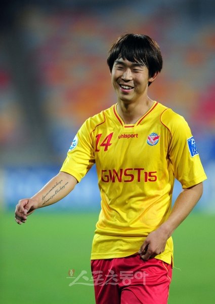 올 시즌 성남 일화에 둥지를 튼 윤빛가람은 15일 AFC 챔스리그 톈진 테다와 경기에서 시즌 마수걸이 골을 터뜨린 뒤 늦었지만 경기가 많이 남았다며 자신감을 보였다. 톈진전 선제골을 넣은 윤빛가람.  톈진(중국)｜사진공동취재단