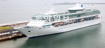 아시아 최대 규모로 꼽히는 로열캐리비안 크루즈 레전드호가 16일 전남 여수시 덕충동 여수세계박람회장 크루즈 부두에 입항했다. 7만 t 규모인 레전드호는 전장 264m, 전폭 32m의 크기를 자랑하며 승무원 734명, 승객 2066명을 태울 수 있다. 여수=박영철 기자 skyblue@donga.com