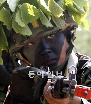 매서운 눈빛 16일 충북 괴산군 학생중앙군사학교에서 열린 학사장교 및 여군사관후보생 임관종합평가에서 한 여군사관후보생이 총을 들고 전방을 주시하고 있다. 괴산=원대연 기자 yeon72@donga.com