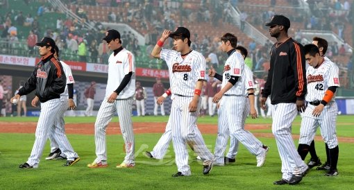 16일 부산 사직야구장에서 열린 3위 롯데자이언츠 대 5위 넥센히어로즈 패하며 3연패에 빠진 롯데 선수들이 경기 종료 후 덕아웃으로 걸어가고 있다. 사직 | 김종원기자 won@donga.com 트위터 @beanjjun