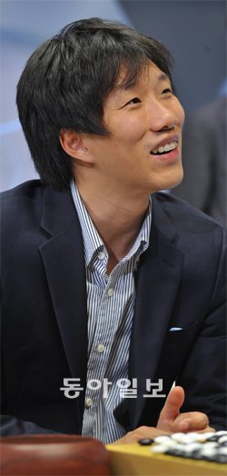 입단 11년 만에 처음으로 우승한 백홍석 9단. 첫 타이틀이 세계대회인 비씨카드배다