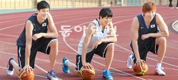 태극마크를 향한 출발선에 선 ‘슈퍼루키’ 삼총사 최진수, 김선형, 오세근(왼쪽부터). 한국 남자 농구의 미래로 불리는 이들은 “셋이 함께 대표팀 최종 명단에 포함돼 젊은 패기로 남자 농구의 런던 올림픽 본선 진출을 이뤄내고 싶다”고 말했다. 안양=김미옥 기자 salt@donga.com