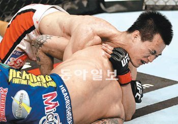 항복 받아낸 ‘브라보 초크’ 정찬성(위)이 16일 UFC 경기에서 브라보 초크 기술로 포이리에를 제압하며 항복을 받아내고 있다. 목조르기 기술 중 하나인 브라보 초크는 실전에서 보기 드문 고난도 기술이다. UFC 제공
