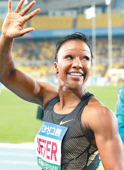 카멀리타 지터가 16일 대구국제육상대회 여자 100m 결승에서 11초11로 우승을 차지한 후 관중에게 손을 흔들고 있다. 대구=연합뉴스