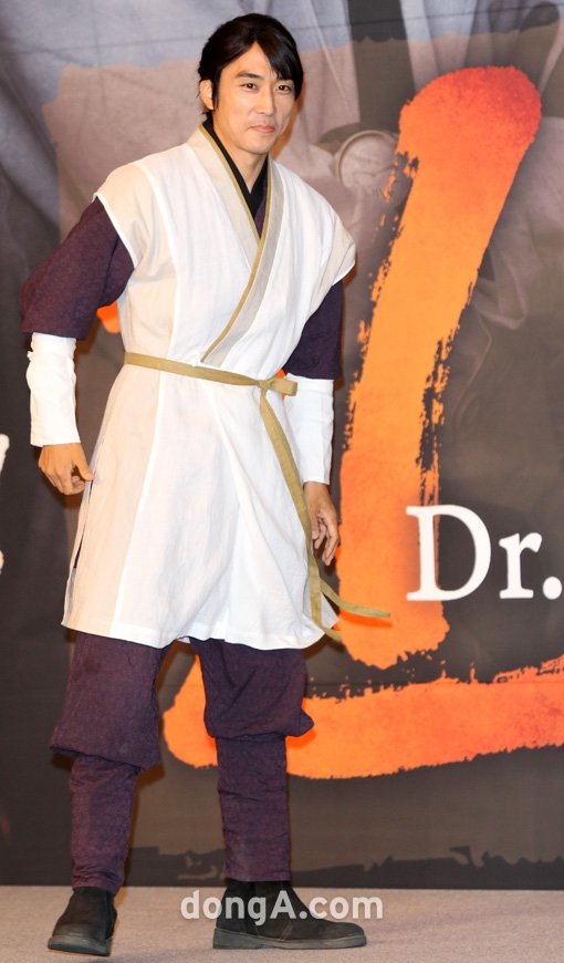 MBC 새 주말드라마 ‘닥터진’ 제작발표회에서 송승헌. 국경원 기자 onecut@donga.com
