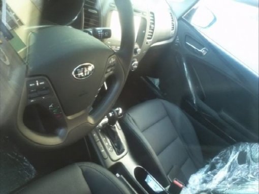 9월 출시될 기아 K3의 실내 스파이 샷.  사진=보배드림