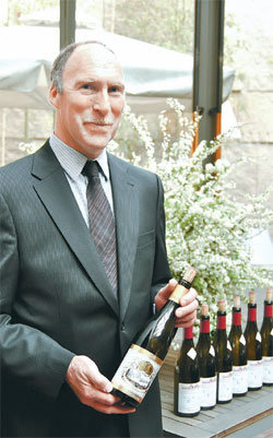 미셸 그로 씨가 자신이 만든 와인 ‘클로 데 레아’를 선보이고 있다. 클로 데 레아는 2010년 영국 와인전문지 ‘디캔터’가 세계에서 두 번째로 우수한 와인으로 평가해 화제가 됐다. 서울팔래스호텔 제공