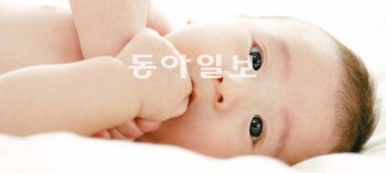 아토피성 피부염을 앓는 어린이 환자가 매년 증가하면서 신기술을 담은 아토피 전용 베이비 화장품들이 속속 출시되고 있다. 해피바스 제공