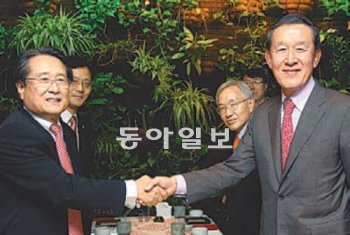 허창수 전국경제인연합회 회장(오른쪽)이 17일 유장희 동반성장위원장을 만나 악수하고 있다. 전국경제인연합회 제공