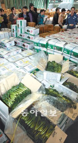 대형마트 휴무일 다음날인 14일 오후 서울 가락시장 경매장에 채소상자가 수북하게 쌓여 있다. 최혁중 기자 sajinman@donga.com