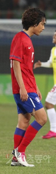 사실상 이민개념이라 볼 수 있는 장기체류자격을 얻어 병역연기를 한 박주영이 2014브라질월드컵 최종예선 1,2차전 명단에서 제외됐다. 박주영이 대표팀 유니폼을 입고 착잡한 표정을 짓는 모습. 스포츠동아DB