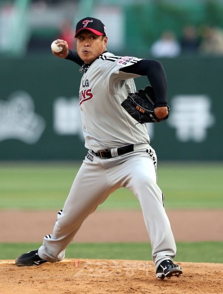 오랜 시련과 좌절이 있었기에 공 하나하나에 혼이 느껴졌다. LG 정재복은 17일 문학 SK전에 선발 등판해 6.2이닝 동안 79개의 공을 던져 단 1안타도 허용하지 않았다. 직구 구속은 대부분 130km대에 그쳤지만 노련한 투구로 SK 타선을 완벽히 틀어막았다. 정재복이 힘차게 공을 던지고 있다.문학 ｜ 박화용 기자 inphoto@donga.com 트위터 @seven7sola