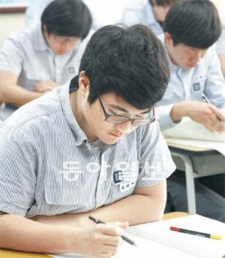 17일 서울 종로구 경복고 2학년 학생들이 2014학년도 대학수학능력시험 예비시험 문제지를 풀어보고 있다. 대전과 충남 이외 지역에서는 대부분의 학생이 일정 시간 문제를 풀어본 뒤 EBS 분석특강을 보거나 교사의 설명을 들었다. 김재명 기자 base@donga.com