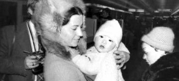 입양 당시 양부모 품에 안긴 펠르랭 1974년 프랑스 공항에서 양부모 품에 안기는 생후 6개월 된 플뢰르 펠르랭. KBNe 프랑스 제공