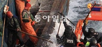 지난해 11월 목포해경 소속 특공대원들이 전북 부안 상왕등도 인근 해상에서 각목을 들고 저항 중인 중국 선원들을 진압하는 모습. 부안=박영철 기자 skyblue@donga.com