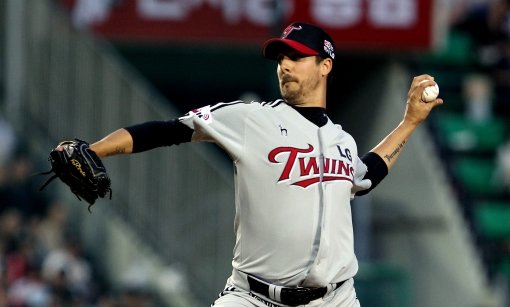 LG 주키치가 18일 잠실 두산전에 선발 등판해 역투하고 있다. 8이닝 1실점으로 팀 승리를 이끈 주키치는 5승(무패)을 수확해 다승 공동 1위로 올라섰다. 사진제공｜스포츠코리아