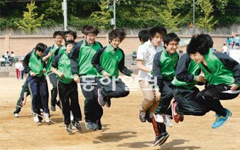 서울 구로구 우신고 학생들이 18일 열린 체육대회에서 단체 줄넘기를 하는 모습. 이 학교는 학생들이 즐거워야 공부를 잘할 수 있다는 판단 아래 점심과 저녁시간을 늘려 운동을 많이 하도록 지도한다. 원대연 기자 yeon72@donga.com