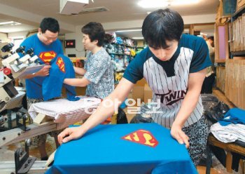 “더도 말고 덜도 말고 5월만 같아라” 서울 종로구 창신동 형제레포츠 사무실에서 16일 직원들이 반티를 제작하고 있다. 직원들이 입고 있는 야구복, 환자복은 요즘 인기 아이템이다. 장승윤 기자 tomato99@donga.com