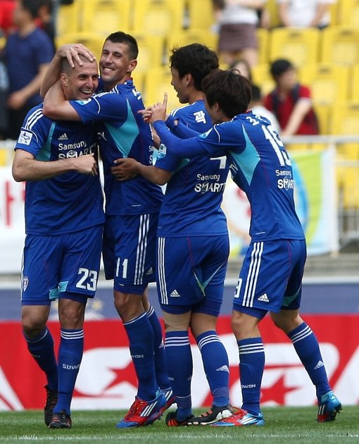 수원 선수들이 울산에 짜릿한 
역전승을 거둔 후 서로 얼싸안고 기뻐하고 있다. 사진제공｜스포츠코리아