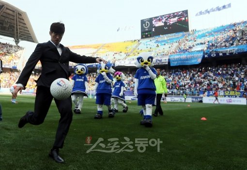 20일 수원월드컵경기장을 찾은 박지성이 하프타임 때 관중들에게 사인볼을 나눠주고 있다. 수원｜박화용 기자 inphoto@donga.com 트위터 @serenowon