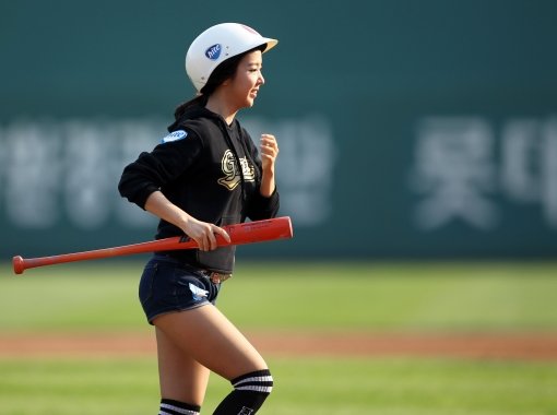 롯데 배트걸 신소정 씨가 20일 사직 KIA 전 도중 방망이를 들고 뛰고 있다. 신 씨은 전날 경기에서 강민호의 개인통산 100홈런 때 하이파이브를 하는 장면이 중계방송에 잡혀 포털 검색어 1위에 오르며 화제가 됐다.