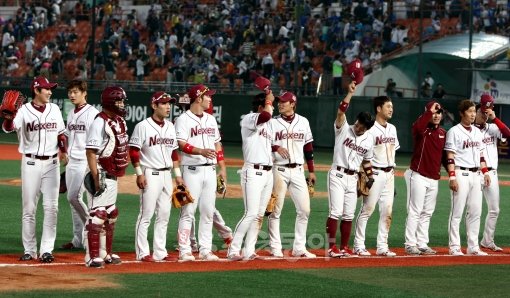 20일 오후 서울 목동야구장에서 열린 '2012 팔도 프로야구' 넥센 히어로즈와 삼성 라이온즈의 경기에서 넥센이 박병호의 연타석 홈런포와 강정호의 결승타에 힘입어 삼성에 5-3으로 승리하며 시즌 첫 6연승을 기록했다. 경기에 승리한 넥센 선수들이 그라운드에서 환호하고 있다. 목동 | 김민성 기자 marineboy@donga.com 트위터 @bluemarine007