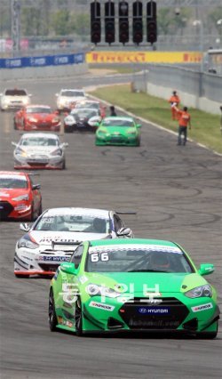 한 바퀴 돌 때마다 순위가 바뀌는 접전에 7000여 관중은 트랙에서 눈을 떼지 못했다. 20일 전남 영암 코리아인터내셔널서킷에서 열린 ‘2012 코리아스피드페스티벌’ 개막전 제네시스쿠페 레이스의 출발 장면. 영암=박영철 기자 skyblue@donga.com