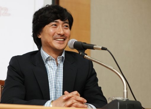 안정환 프로축구연맹 명예홍보팀장이 2002월드컵 10주년 기념 월드컵 멤버(TEAM2002)와 K리그 올스타(TEAM2012)간의 이벤트 경기를 설명하고 있다. 사진제공｜프로축구연맹