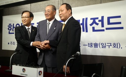 일구회 이재환 회장과 일본팀 장훈 단장, 한국팀 김인식 감독(왼쪽부터)이 21일 ‘한일 프로야구 레전드 매치’ 관련 기자회견을 마친 뒤 기념 포즈를 취하고 있다. 사진제공｜스포츠코리아