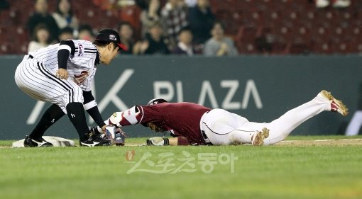 2012시즌 프로야구에 돌풍을 일으키고 있는 LG와 넥센이 외나무다리에서 만났다. 흥행 코드가 되어버린 라이벌전 ‘엘넥라시코’의 
3번째 맞대결에서 웃는 팀은 어디가 될까. 사진은 지난달 24일 잠실에서 펼쳐진 올 시즌 첫 ‘엘넥라시코’. 스포츠동아DB