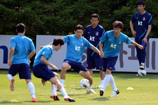 31일 스페인과의 평가전과 6월 8일 카타르와의 최종예선 1차전를 대비한 축구 국가대표팀이 해외파 6명만이 소집된 가운데 21일 파주 트레이닝센타(NFC)에서 오후 훈련을 가졌다. 최강희 감독과 대표팀 선수들이 볼뺏기 게임을 하고 있다. 파주｜김종원기자 won@donga.com 트위터 @beanjjun