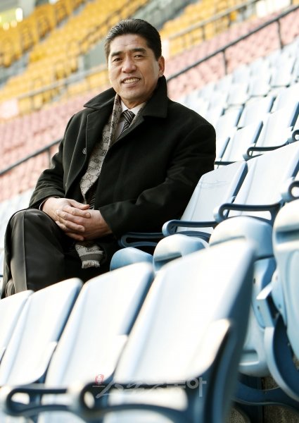 스포츠동아 조범현 해설위원(왼쪽사진)은 5월 1일 연수차 일본으로 출국해 현재 일본프로야구 현장을 돌아보고 있다. 스포츠동아DB