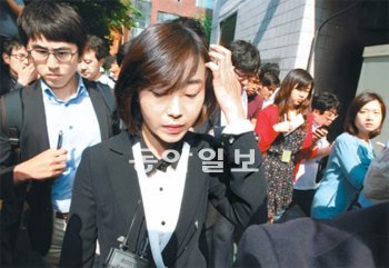 입 다문 김재연 통합진보당 김재연 당선자가 21일 검찰의 압수수색이 이뤄진 서울 동작구 대방동의 당사로 들어가고 있다. 그는 쏟아지는 취재진의 질문에 아무런 답을 하지 않았다. 장승윤 기자 tomato99@donga.com