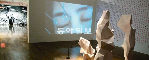 서울 일민미술관의 ‘고백: 광고와 미술, 대중’전은 강력한 문화적 형식인 광고를 인문학적 시각에서 접근한 전시다. 연구와 자료를 기반으로 한 전시에선 현대 광고가 소비자를 설득하는 방식을 8개의 주제로 나누어 조명했다. ‘섹슈얼리티’를 다룬 공간에 나온 신경진 씨의 영상과 오브제 작품. 고미석 기자 mskoh119@donga.com