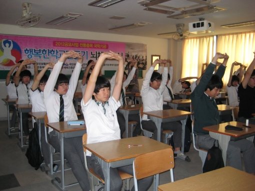 전국국학기공연합회의 뇌체조교실 프로그램에 참여한 고등학생들이 기공체조를 하고 있다. 사진제공｜전국국학기공연합회