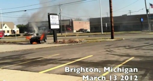 불길에 휩싸인 한 대의 랭글러 차량(2012년 3월13일 미국 미시간주 브라이튼). 자료=유튜브