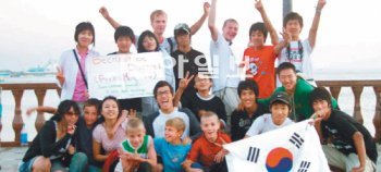 지난해 러시아 연해주 아시노프카 마을에서 봉사활동을 펼친 청소년해외자원봉사단원들. 부산민주공원 제공