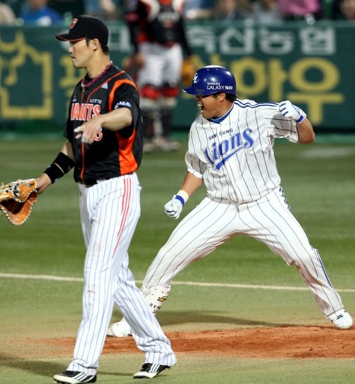 ‘바로 이 맛이야!’ 삼성 박한이(오른쪽)가 22일 대구 롯데전에서 1-1로 맞선 8회말 무사 1·2루서 결승타가 된 중전적시타를 날린 뒤 1루에서 주먹을 쥔 채 포효하고 있다. 사진제공｜스포츠코리아