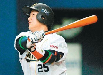 일본 프로야구 오릭스 이대호가 4-0으로 앞선 7회말 2사 2루에서 한신의 두 번째 투수 쓰루 나오토를 상대로 가운데 담장을 넘기는 125m짜리 홈런을 터뜨리고 있다. 아사히신문 제공